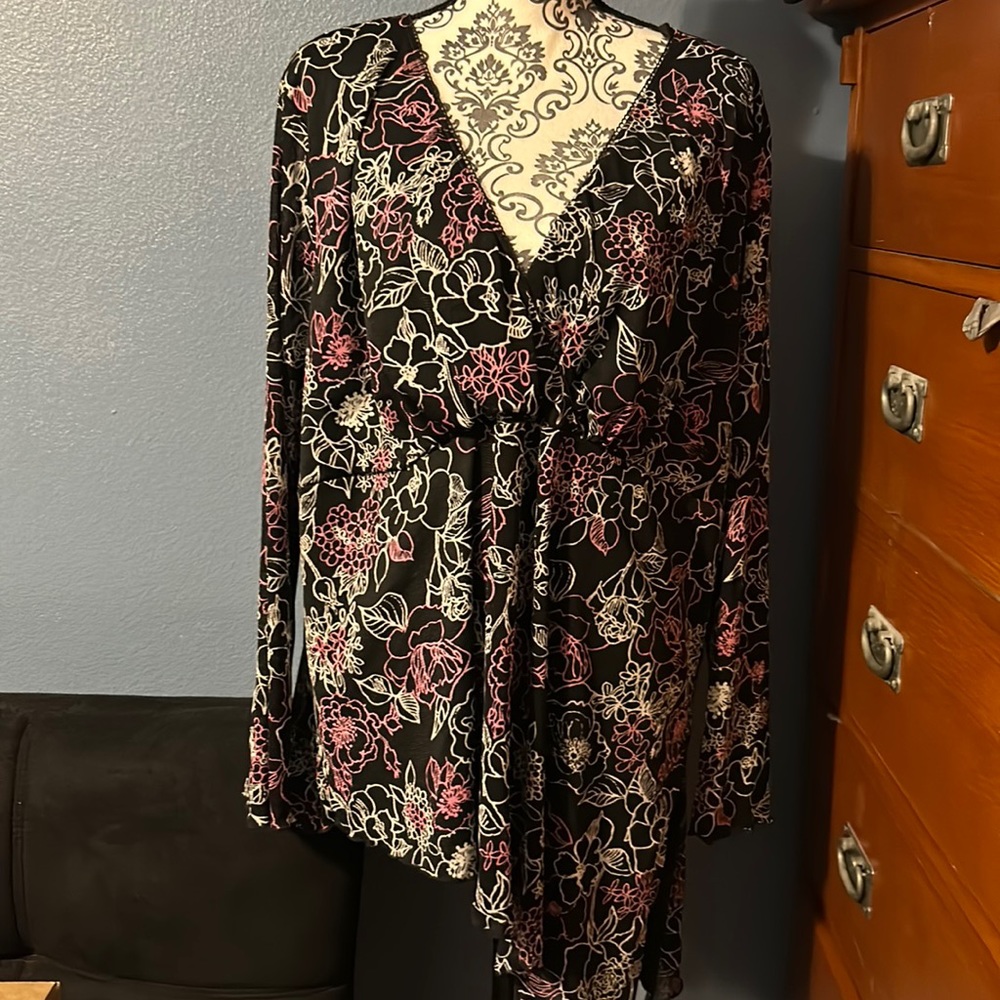 Beautiful plus asymmetric floral blouse